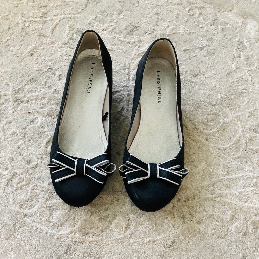 Kids black wedges with a little bow in the front